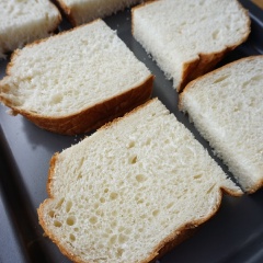 Bánh mì sandwich cắt thành từng miếng dài, vừa ăn. Đánh tan trứng gà, sữa tươi, bột quế, đường trắng, tinh chất vani trong tô. Bắc chảo bơ lên bếp, đun chảy, nhúng từng lát bánh mì vào hỗn hợp trứng sữa, cho vào chảo bơ, chiên vàng giòn 2 mặt.
