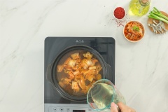 Bắc nồi lên bếp, phi thơm 10gr hành boa rô, cho 200gr kim chi vào đảo đều, cho nước dùng đã lọc vào nồi, nấu sôi. Kế đến cho 1/2 hỗn hợp sốt vào nồi nước dùng, 12 lượng sốt còn lại trộn với mè rang để làm nước chấm.