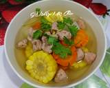 Canh mọc nấu củ : củ cải, cà rốt,bắp mỹ gọt vỏ rửa sạch cắt khúc cho vô nồi hầm với 1,5 lít nước khoảng 15 phút rồi nêm xíu nước mắm, muối, bột ngọt, hành tím băm, múc từng muỗng mọc thả lên nấu sôi rồi nêm nếm cho vừa ăn. Thêm hành, tiêu cho thơm.