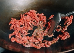 Làm nóng 2 muỗng canh dầu ăn, cho thịt bò vào, xào nhanh tay khoảng 3 phút. Cho thịt bò ra đĩa, để riêng.