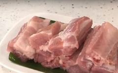 Sườn non rửa sạch, chặt khúc. Sả, ớt sừng cắt nhỏ, cho vào cối giã nhuyễn.
