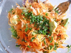 Cắt rau ngò tây thật nhuyễn rồi cho vào tô salad trộn đều, nêm 1/4 muỗng cà phê muối cho vừa khẩu vị.