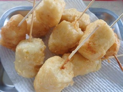 Đun nóng nhiều dầu ăn, nhúng chuối vào tô bột rồi cho vào chảo dầu chiên với lửa vừa. Khi chuối hơi vàng (1 phút) thì vớt miếng chuối ra, cho vào tô bột nhúng lần hai, rồi cho miếng chuối trở lại chảo dầu tiếp tục chiên. Khi thấy miếng chuối vàng giòn thì gắp ra dĩa có lót giấy thấm dầu.