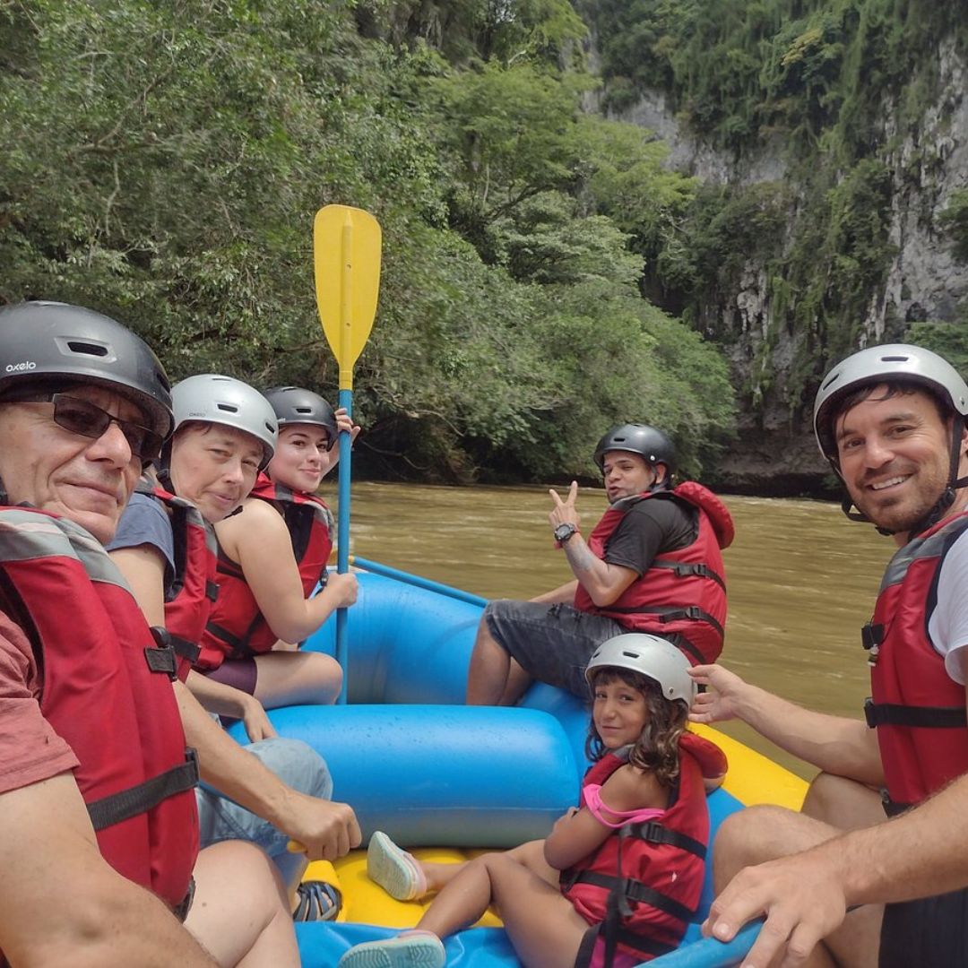 Familia disfrutando un viaje organizado a Hacienda Nápoles con Gold Viajes y Experiencias