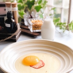 Đập trứng ra tô hoặc dĩa sâu lòng, cho thêm sữa tươi, 10gr đường, bột quế và vanilla vào. Khuấy đều cho trứng và các hỗn hợp hòa quyện.