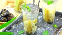 Khi nước mía lau củ năng nguội hẳn ta cho phần hạt chia đã ngâm vào khuấy đều. Để nước mía lau củ năng hạt chia nguội rồi để tủ lạnh. Nước mía lau uống nguyên chất không cần thêm đá cũng ngon nhé. Trời bắt đầu vào hè nên cơ thể dễ bị mất nước. Cách làm nước mía lau không khó, làm ngay mời cả nhà giải nhiệt nhé.