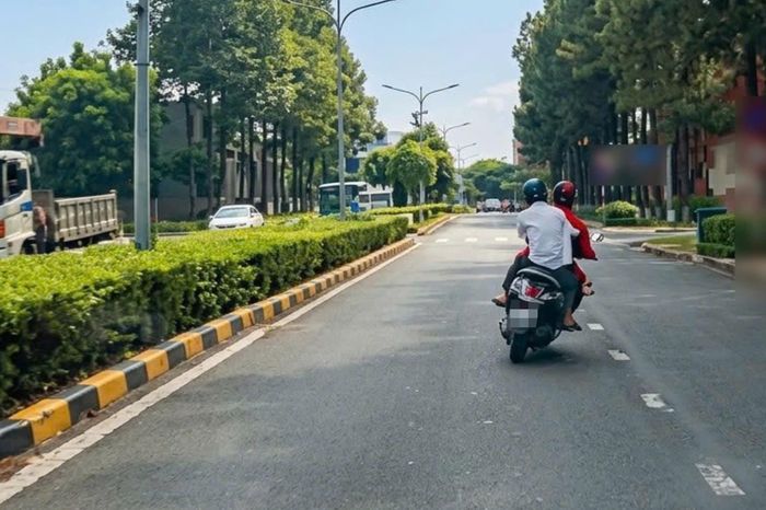 CSGT xử phạt thanh niên không bằng lái, chở bạn đánh võng trên đường - Báo Pháp Luật TP.HCM