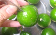 Tiếp theo, dùng dĩa xăm vào chanh. Ngâm chanh với 15gr muối hột pha nước loãng.