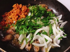 Cho lòng gà vào cho nước mắm vào xào cho lòng săn lại vừa chín tới. Cho nghệ tươi đã giã, hành tây, hẹ vào đảo đều ở lửa nhỏ.