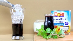 Để làm món Yogurt đá cocktail việt quất rất đơn giản, trước tiên bạn cho 30gr sốt việt quất (sinh tố việt quất đóng chai) vào ly, tiếp theo cho thêm đá viên nhỏ, kế đến là 100gr yogurt có đường.
