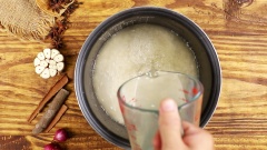 Vo sạch 300gr gạo cho vào nồi, đong 300ml nước luộc gà vào nồi ( canh lượng nước vừa đủ nấu cơm tùy theo loại gạo) bấm nút và nấu chín. Sau khi cơm chín để cơm nguội đem cơm trộn với 2 lòng đỏ trứng gà và 1 muỗng canh tương ớt bóp tơi ra. cho 1 ít dầu tỏi vào chảo xào phần cơm cho hạt cơm rời ra dọn cơm ra đĩa. ( phần nước luộc gà còn dư bạn có thể nêm nếm lại vừa ăn thêm rong biển, thịt bằm, tiêu và hành ngò sẽ có một món canh rất thơm ngon và đậm đà)