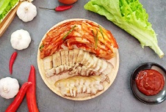 Thịt luộc chín, cắt thành từng miếng vừa ăn, có thể cuộn xà lách và kimchi hoặc có thể ăn kèm với cơm nóng. Ba chỉ luộc Hàn Quốc này sẽ giúp bạn trải nghiệm được hương vị thịt luộc một cách mới lạ và không kém phần ngon miệng với cách làm thịt luộc sốt Hàn Quốc này đấy nhé!
