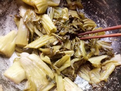 Đặt chảo khác lên bếp, thêm 1 muỗng canh dầu ăn và phi thơm ít đầu hành và cho dưa chua vào xào, tiếp đến cho cà chua vào xào xơ. Cho phần dưa, cà vừa xào vào nồi sườn sụn rồi nêm nếm gia vị vừa miệng. Đun sôi hay khi thấy sườn mềm thì thêm hành, thì là.