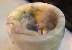 Tôm bóc nõn rút chỉ đen trên thân tôm, rửa sạch để ráo, dùng cối giã thô tôm.