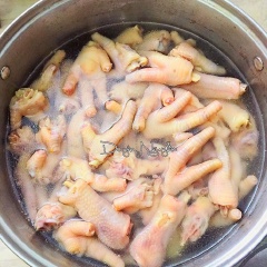 Cho nước vào nồi đun sôi rồi thêm chút muối, giấm và vài lát gừng, sau đó cho chân gà vào luộc tới khi chân gà vừa chín tới là vớt ra ngay. Thả chân gà vào bát nước đá lạnh và ngâm 10 phút cho chân gà được giòn. Vớt chân gà ra cho ráo nước và chặt làm 2 đoạn, phần bàn chân gà chặt rời từng ngón chân để khi ăn sẽ thuận tiện và gia vị cũng ngấm nhanh hơn khi ướp.