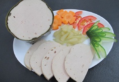 Chả chín, lấy ra cắt thành lát vừa ăn. Có thể ăn kèm bánh ướt, bánh giầy,..đều ngon nhé!