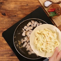 Phi thơm 5gr hành tím băm, 5gr tỏi băm rồi cho 100gr thịt ba chỉ cắt nhỏ vào xào cho đến khi săn lại. Cho 200gr măng tươi cắt nhỏ vào nồi xào đều tay trong 5 phút.