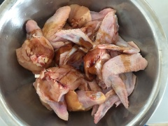 Ướp cánh gà từ 30-45 phút với 1/2 muỗng canh dầu ăn, 1/2 muỗng canh dầu mè, 1 muỗng dầu hào, 1 nhúm muối, 1 muỗng canh hành tỏi băm.