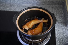Lật ngược mặt thịt gà lại, chỉnh sang lửa vừa rồi tiếp tục đun trong 5 phút, sau đó tắt bếp rồi để nguyên trong 15 phút.
