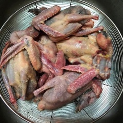 Hành khô, tỏi băm nhỏ. Lá chanh rửa sạch, để ráo. Chuẩn bị 1 cái tô hoặc nồi để ướp chim bồ câu. Cho vào tô 1 thìa ăn cơm mật ong, hành băm, tỏi băm, 1 thìa cà phê đường, 1/2 thìa cà phê hạt nêm, 1 thìa dầu hào, 1/2 thìa nước màu, tiêu, lá chanh. Trộn đều tất cả các nguyên liệu lên. Chim bồ câu làm sạch, để ráo nước.