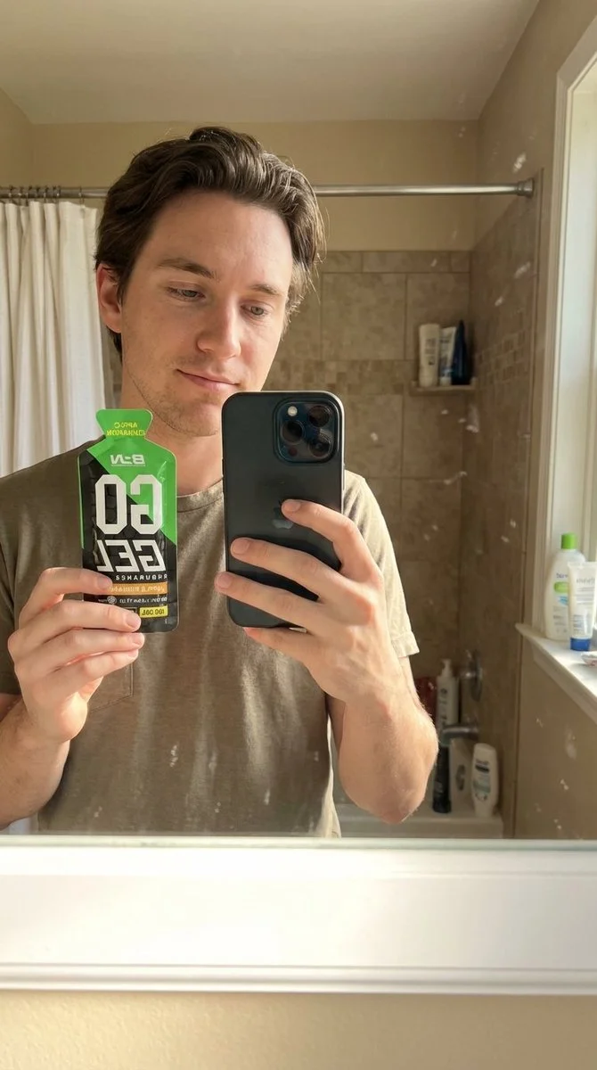 Crea una selfie hiperrealista en el espejo con un producto.