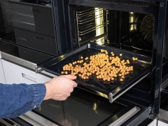 Bật trước lò nướng ở 180°C/350°F. Trải giấy nến lên khay nướng. Cho đậu gà vào một cái tô to, cho thêm 1 muỗng canh dầu ăn, bột thì là, bột quế, bột đinh hương, lượng muối, tiêu còn lại rồi trộn đêu. Trải đậu gà ra giấy nến, trải trên một lớp duy nhất rồi nướng đậu trong 15 phút, sau đó để nguội.