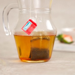 Cho gói trà dâu Dilmah túi lọc vào ly, đổ tiếp 220ml nước sôi ( 95 độ-100 độ) ngâm trà trong vòng 5 phút.