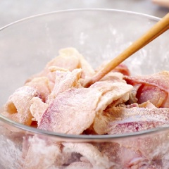 Đun nóng dầu ăn, tẩm cá qua Aji-Quick® Bột Tẩm Khô Chiên Giòn rồi chiên cá chín vàng giòn, vớt ra để ráo dầu.