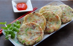 Xếp bánh củ cải chiên ra đĩa cho đẹp mắt, rưới thêm ít tương ớt hay tương cà ăn kèm củ cải nữa là hoàn tất. Những miếng bánh củ cải chiên bùi bùi, thơm thơm, dùng nóng là ngon nhất nhé.