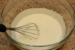 Pha sốt: Cho 2 muỗng canh sốt mayonnaise, 1 hũ sữa chua, 1 muỗng canh nước cốt chanh, 1 muỗng cà phê đường trắng vào tô, khuấy đều.