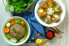 Bò viên là một món ăn rất quen thuộc trong gia đình, nhưng bò viên khổng lồ với biến tấu đầy ắp nhân bên trong sẽ làm tăng thêm phần lạ miệng và hấp dẫn. Cắn miếng bò dai dai hòa cùng vị rau củ ngọt thanh, vị trứng bùi bùi thật là ngon làm sao. Sao phải đi ăn ngoài khi bạn có thể tự tay chế biến cho cả gia đình, cùng thử ngay thôi nào!