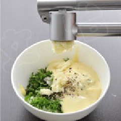 Cho muối tiêu, sốt mayonnaise, dầu ô liu, tỏi băm, rau mùi vào tô, trộn đều làm nước sốt.