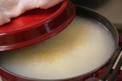 Gạo đem vo sạch rồi cho vào nấu cùng 300ml nước.