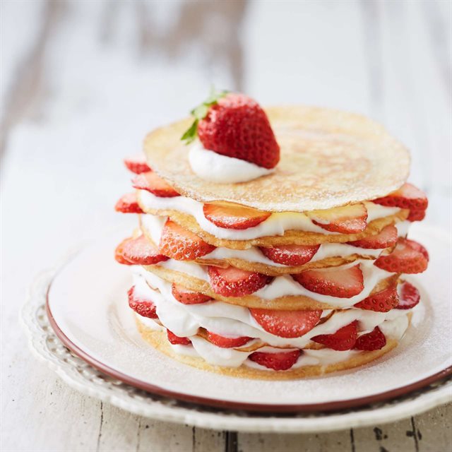 Bánh Crepe Kem Dâu Tây