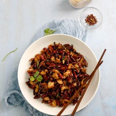 Cho thịt gà chiên giòn rang ớt cay thơm ra đĩa dùng nóng với cơm rất tuyệt. Đây là món ăn siêu cay thích hợp cho các bạn chuộng những món cay nhé! Món này ăn trong những ngày lạnh rất là hợp luôn nhé!