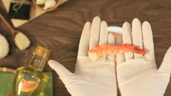 250gr Tôm sú bỏ đầu, rửa sạch, dùng xiên que xiên thẳng vào từ đuôi tôm để định hình tôm thẳng. Hấp chín tôm trong 5 phút. Sau đó lột vỏ tôm và tháo xiên que.