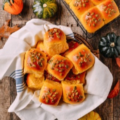 Bạn có thể ăn bánh mì bí đỏ cùng một chút nutela hoặc dùng làm bữa sáng với một ly sữa đậu nành.