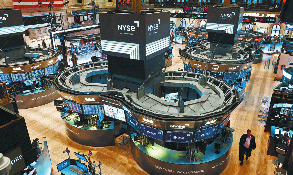 Wall Street muestra señales mixtas: retrocesos moderados y repunte tecnológico impulsado por Tesla