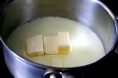 Cho sữa tươi, dầu ăn, bơ vào nồi, nấu sôi nhỏ lửa. Làm nóng lò nướng trước ở nhiệt độ 175 độ C.