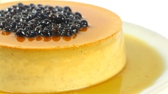 Chiếc bánh flan khổng lồ đã sẵn sàng trên đĩa, rưới một ít trân châu đường đen và đá nhuyễn là ta có thể thưởng thức ngay rồi nè! Hãy cảm nhận vị béo ngậy của chiếc bánh flan được hòa quyện cùng vị ngọt thơm của vị trà sữa, lại còn được kết hợp cùng trân châu đường đen dẻo dai, ngọt dịu, thật sự rất tuyệt vời. Công thức Cooky đã có sẵn, còn chờ gì mà không bắt tay vào làm ngay thôi!