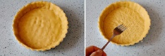 Dùng dĩa hoặc tăm nhọn chọc những lỗ nhỏ trên bánh tart, để vào tủ lạnh. Làm nóng lò nướng trước ở nhiệt độ 190°C. Sau khi lò đã nóng, bỏ bánh vào lò nướng nướng ở nhiệt độ 180°C trong 15-20 phút.