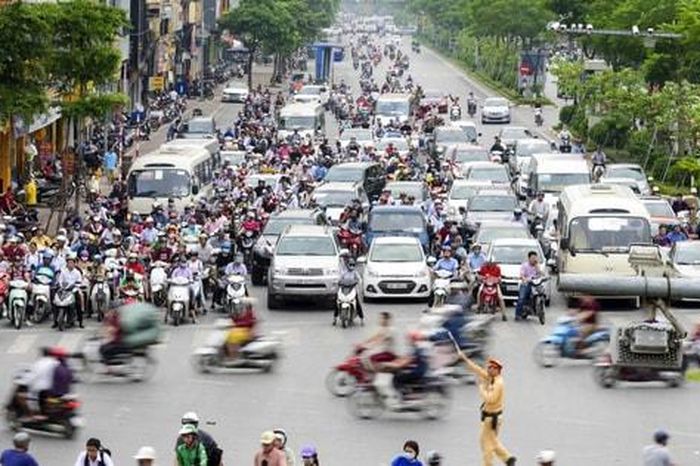 Bài toán về giải quyết ùn tắc giao thông và trật tự đô thị - Báo Hà Nội Mới