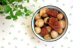 Lấy thịt kho ra chén và dùng nóng. Đảm bảo bữa cơm nhà bạn sẽ thêm hấp dẫn với món này đấy!