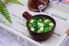 Múc canh đậu hũ cải thìa và tép khô ra tô, rắc thêm hành lá thái nhỏ lên trên là có thể dùng. Một tô canh nóng hổi, thơm ngon có đậu hũ trắng bùi béo, cải thìa giòn mát, tép khô bùi bùi, thơm hương rất đặc trưng. Dùng làm món ăn chóng ngán dầu mỡ rất tuyệt vời.