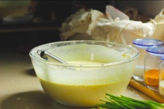 Pha bột bánh xèo: 800gr bột gạo, 2 Tsp bột nghệ (bác nào không dùng bột nghệ thì thay bằng bột cà ri hoặc không dùng luôn cũng được), 2 Tbsp bột bắp (bột ngô), 1 tsp muối, 1tsp đường, 1 tsp hạt niêm (có thể thay bằng bột ngọt hoặc bột canh), 800ml nước lọc, 400ml nước cốt dừa. Hành lá hoặc hẹ cắt khúc hoặc cắt nhuyễn tuỳ thích. Khoáy đều rồi để bột nghỉ trong 30-40 phút.