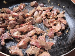 Phi thơm hành tím với 2 muỗng canh dầu ăn trong chảo, cho mề gà đã ướp vào, xào khoảng 5 phút.