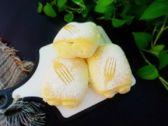 Thế là món bánh bao sữa chua đã hoàn tất và sẵn sàng trình làng cho bữa sáng của cả nhà thêm ngon miệng và hấp dẫn rồi nhé! Bánh bao nướng ngon nở xốp mềm, màu vàng nhạt đẹp mắt. Bên bánh đó vị bánh ngọt dịu, thơm hương sữa chua, trứng rất đặc trưng.