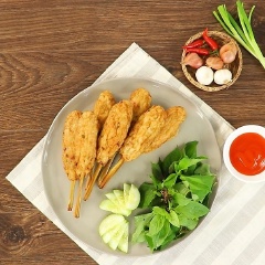 Chạo tôm cá bọc sả ăn kèm rau sống dưa leo cùng tương ớt Chin-Su cay nồng rất ngon. Bạn cũng có thể dùng món này làm món khai vị cho bữa cơm gia đình.