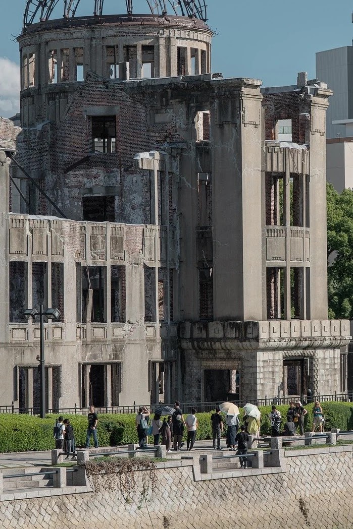 히로시마 원폭 투하의 역사적 맥락과 현대적 의미 분석