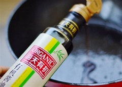 Sau khi chiên xong, lấy thịt viên ra, thấm sơ cho ráo dầu. Trong 1 chảo khác, cho nước dùng gà, nước tương, hành boa rô, tiêu và hoa hồi vào đun.